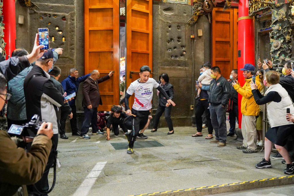 新港奉天宮初一開廟門 飛毛腿滑進廟二度搶到頭香 新港奉天宮初一開廟門 飛毛腿滑進廟二度搶到頭香