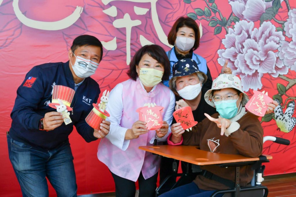 黃敏惠發「兔年開運小紅包」 限量排隊搶領沾喜氣 黃敏惠發「兔年開運小紅包」 限量排隊搶領沾喜氣