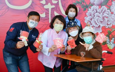 黃敏惠發「兔年開運小紅包」 限量排隊搶領沾喜氣 黃敏惠發「兔年開運小紅包」 限量排隊搶領沾喜氣