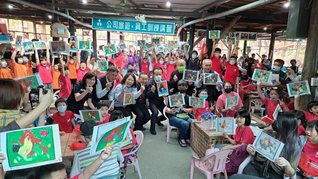 番路民和國小百年校慶 翁章梁與校友及學童臨摩學畫推廣美術教育 番路民和國小百年校慶 翁章梁與校友及學童臨摩學畫推廣美術教育
