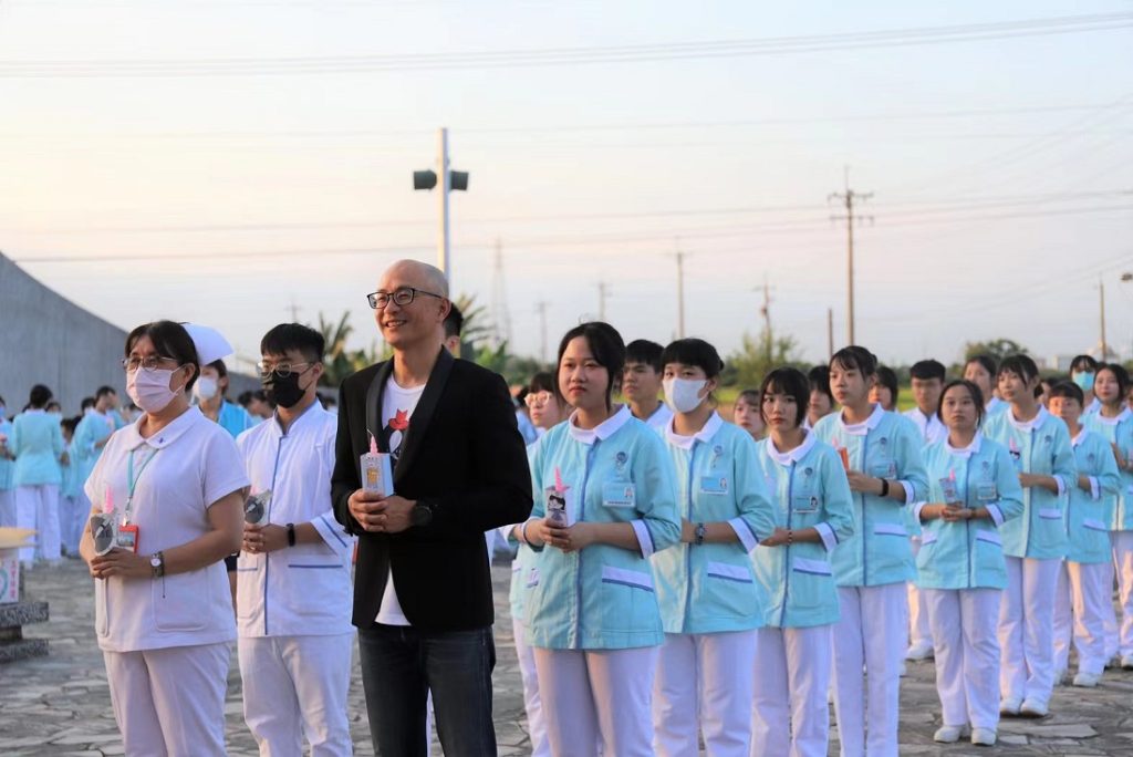 崇仁醫護112年薪傳加冠禮 護理傳燈倍感溫馨 崇仁醫護112年薪傳加冠禮 護理傳燈倍感溫馨