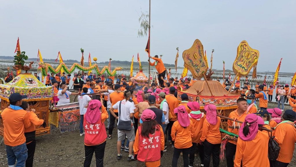 布袋好美里魍港太聖宮「明朝媽祖」聖誕　海邊竪黑令旗及遶境場面盛大