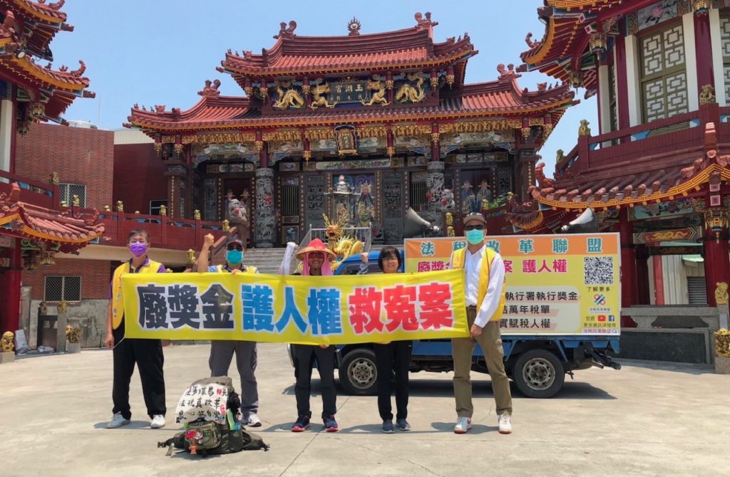 走路環島為法稅 沿途民眾感動高喊加油 走路環島為法稅 沿途民眾感動高喊加油