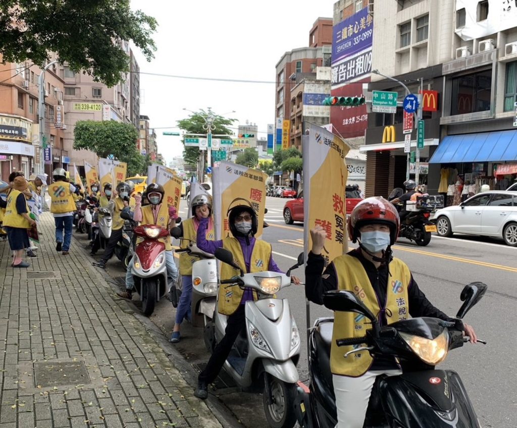 ▲民團舉辦環島成功歡迎會，民眾紛紛上前陪走，也有機車車隊相迎。（記者晨曦翻攝）