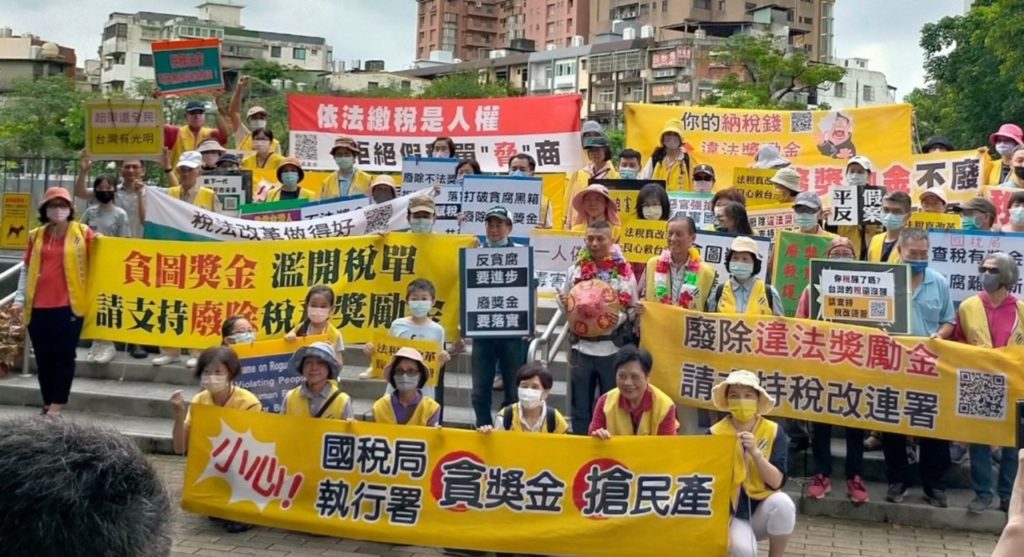 ▲桃園鄉親阿展徒步環島成功，民眾熱情獻花為他加油打氣。（記者晨曦翻攝）