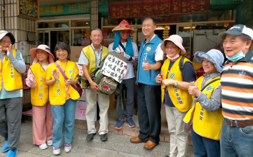 ▲在地南華里里長林獻堂(左三)表示，希望台灣稅務透明，立委要幫忙改善，讓人民好勢(台語) 。（記者晨曦翻攝）