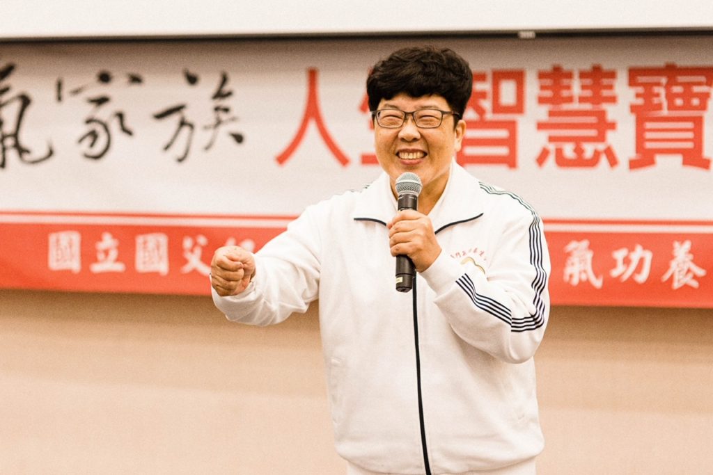 ▲魏綉璟樂當孩子良心的啟蒙者,讓孩子當自己良心的領袖,才能有好的未來。(記者李欣翻攝)