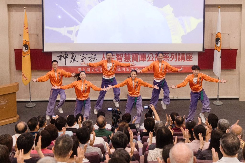 ▲充滿能量的Energy Boys & Energy Girls熱絡全場,帶來滿滿的能量與歡樂!(記者李欣翻攝)