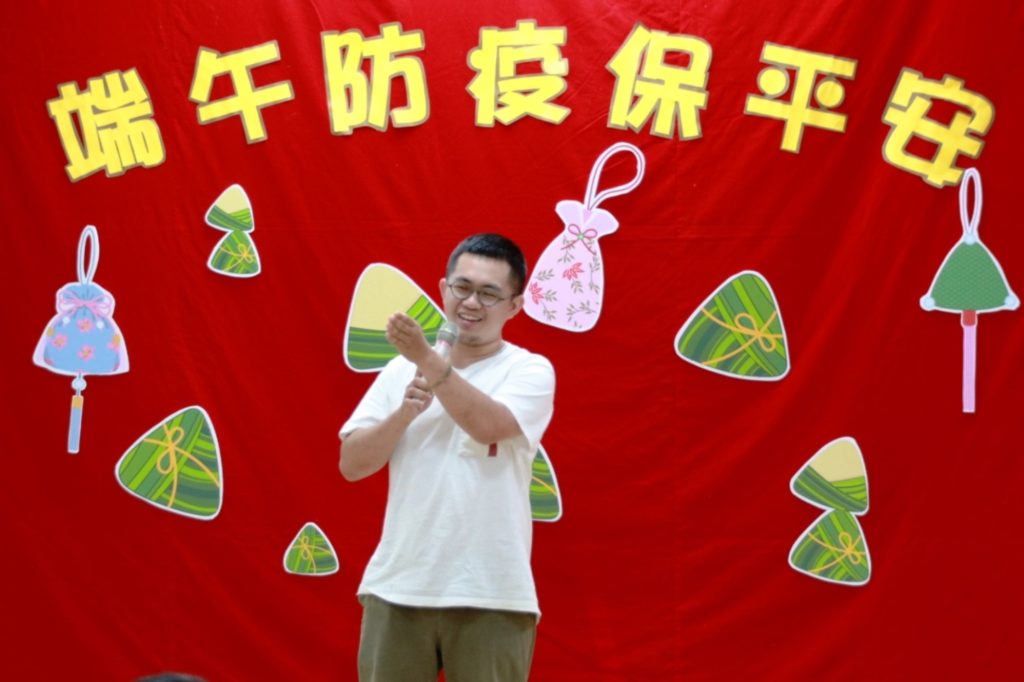 ▲博楷師兄說:「師父的教導,讓我可以從利他的角度、為他人的角度去做事情。」(記者李欣翻攝)