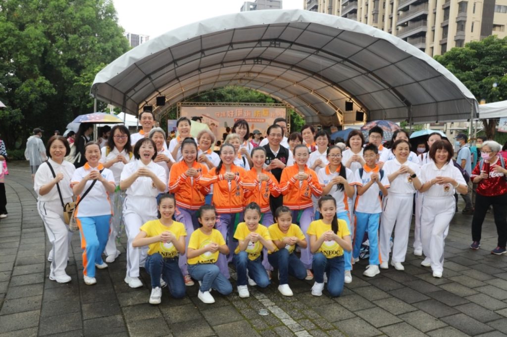 ▲社會局陳寶民局長手持良心手勢,響應「良心時代運動」,與世人共同守護心中的良知,共創愛與和平心時代。(記者李欣翻攝)