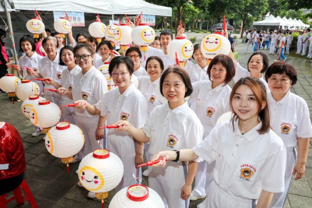 ▲二十幾位氣色紅潤的太極門弟子,以良心燈籠搭成燈橋,象徵「明燈引路」,鼓勵人人發揚善行,促進家庭和諧與社會祥和。(記者李欣翻攝)