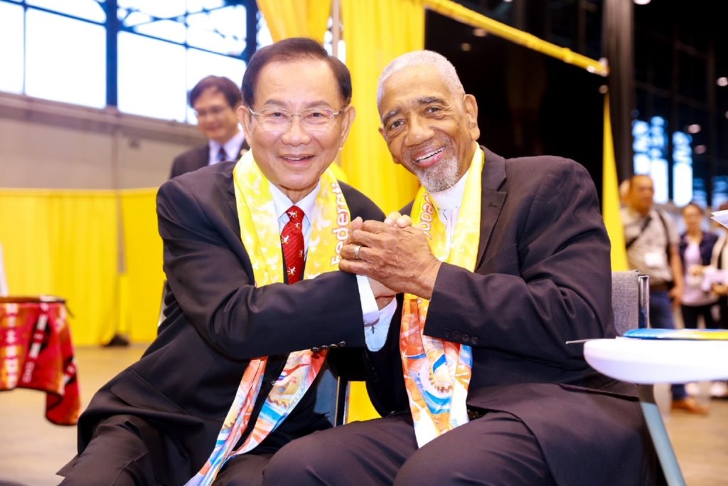 ▲美國前國會議員暨世界宗教議會主辦委員會主席Bobby Rush(右)與太極門掌門人洪道子博士相談甚歡。(記者李欣翻攝)