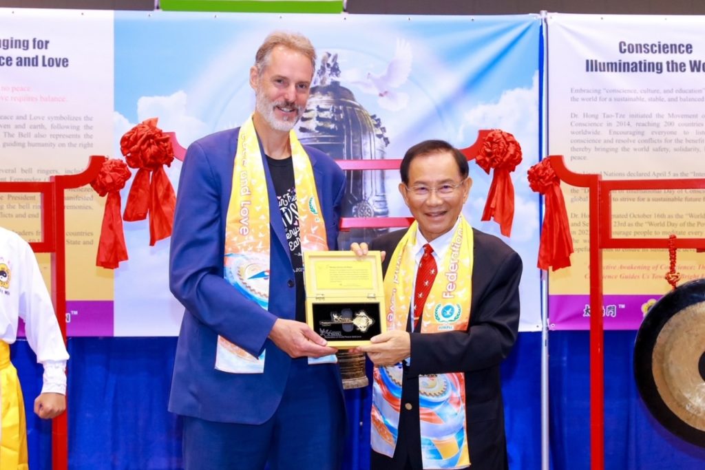 ▲太極門掌門人洪道子博士致贈Paylocity首席執行長Steve Sarowitz(左)心鑰 。(記者李欣翻攝)