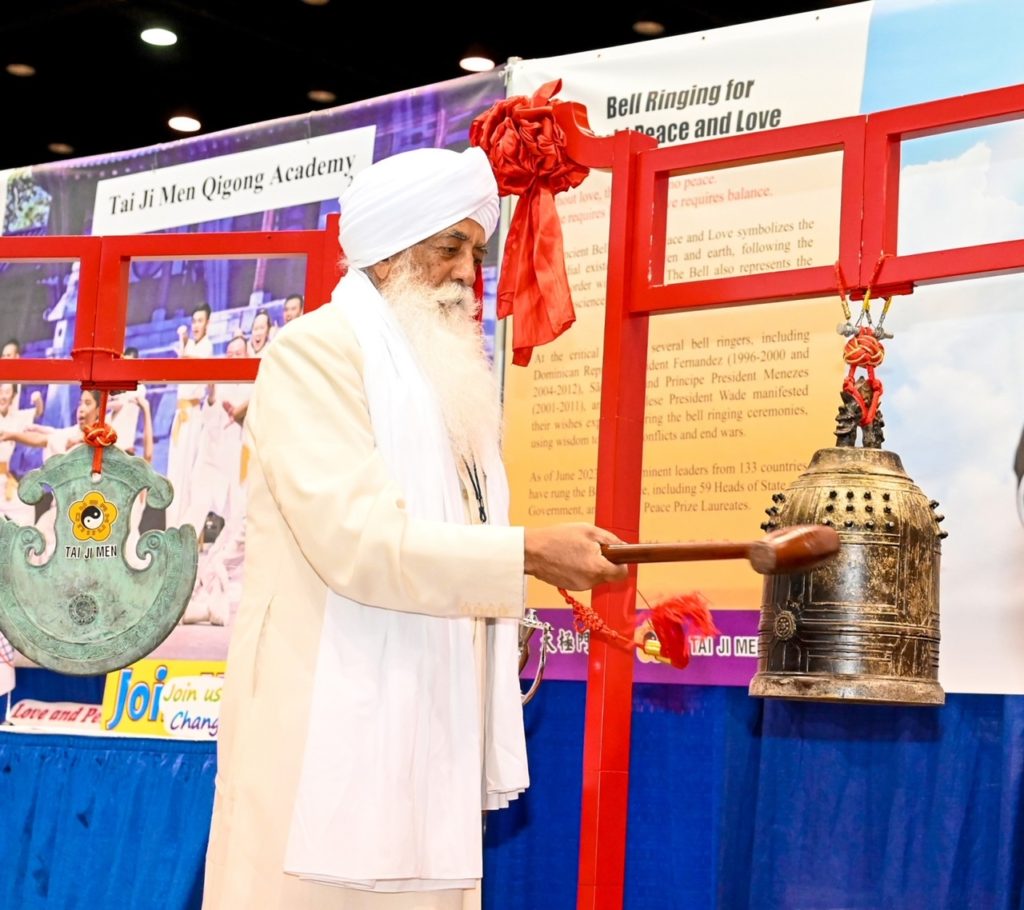 ▲全球最有影響力的錫克教領袖之一Bhai Sahib Bhai Mohinder Singh Ahluwalia OBE KSG 鳴鐘並許願。(記者李欣翻攝)