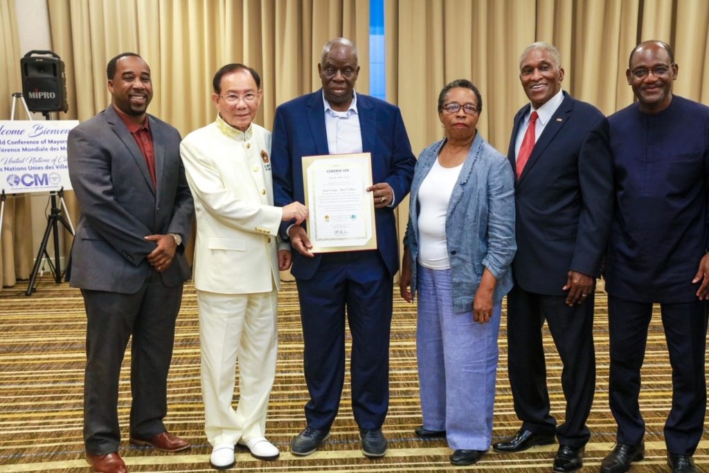 ▲洪博士頒贈文化交流感謝狀給塞內加爾蒂瓦瓦內市長(Mayor of Tivaouane, Senegal )Demba Diop Sy。(記者李欣翻攝)