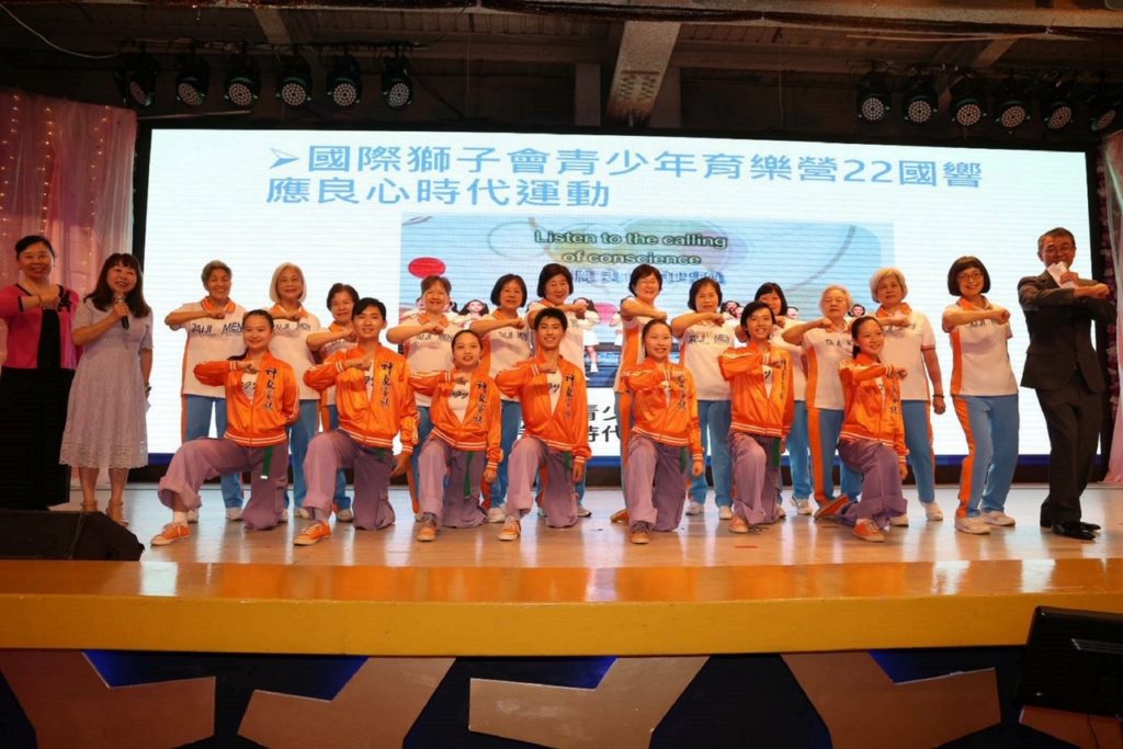 ▲太極門弟子以銀髮族手語和青少年的文化展演,為現場注入愛與和平、歡喜的正能量。(記者李欣翻攝)