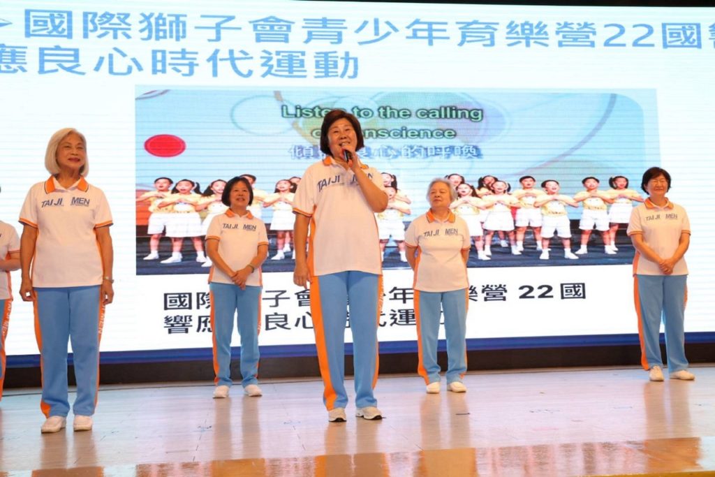 ▲區務顧問何子翎(中間執麥克風者)不但分享太極門五寶,也呼籲與會獅友連署良心時代運動宣言。(記者李欣翻攝)