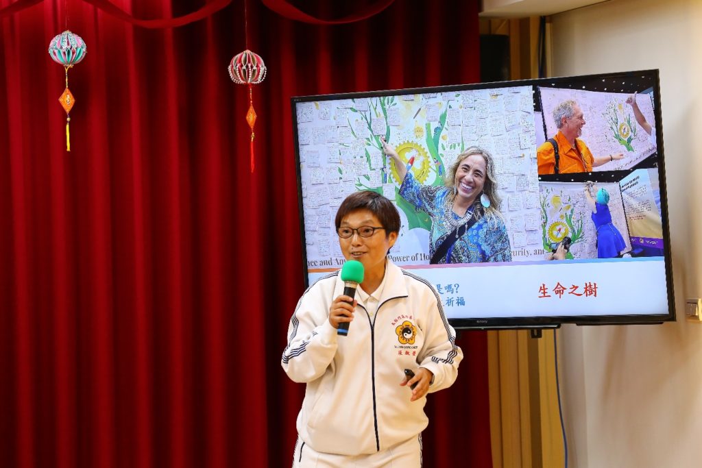 ▲輔導老師張淑瑩以「心Happy 新契機」為題，分享「人生就是要修行，修就是改、行就是做」，本著良心行善助人，就會幸福快樂。（記者李欣翻攝）