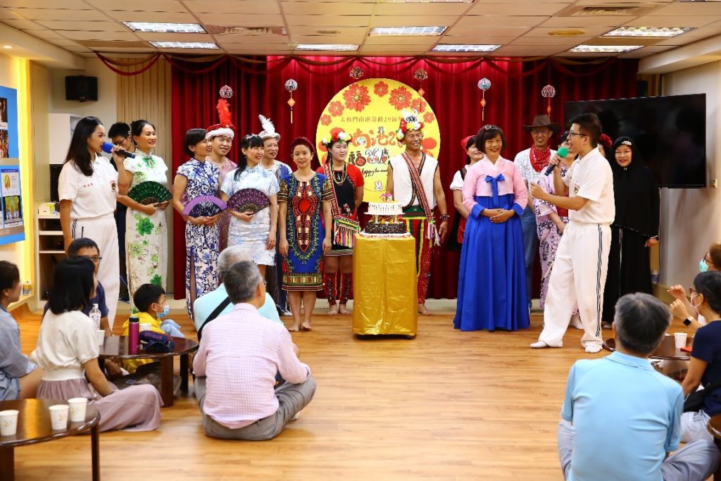 ▲穿著各國服飾的祝賀團代表「世界一家」歡聚一堂，與嘉賓一起為南港館慶生及切生日蛋糕。（記者李欣翻攝）