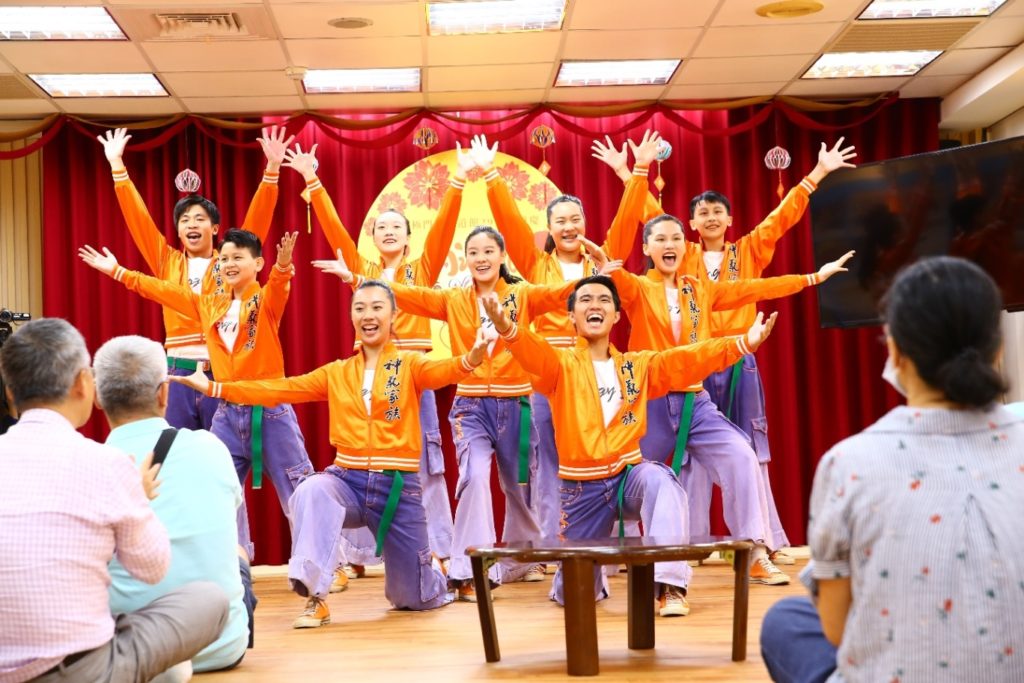 ▲活力四射的青少年帶來「快樂無所不在」熱歌勁舞，氣氛熱鬧又溫馨！（記者李欣翻攝）