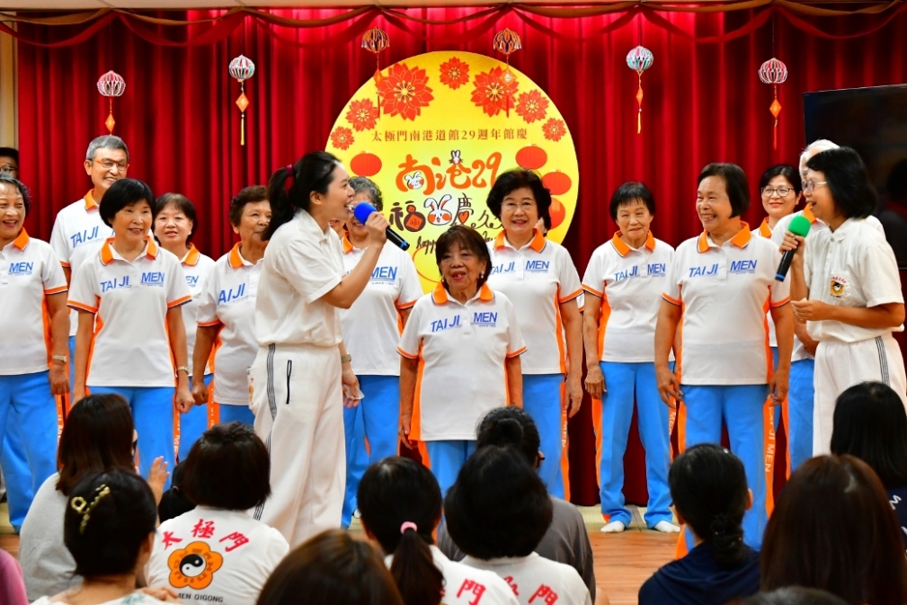 ▲太極門樂活長青的黃金貴族,帶來《良心時代》歌曲手語展演,有著不輸年輕人的青春與活力。(記者李欣翻攝)