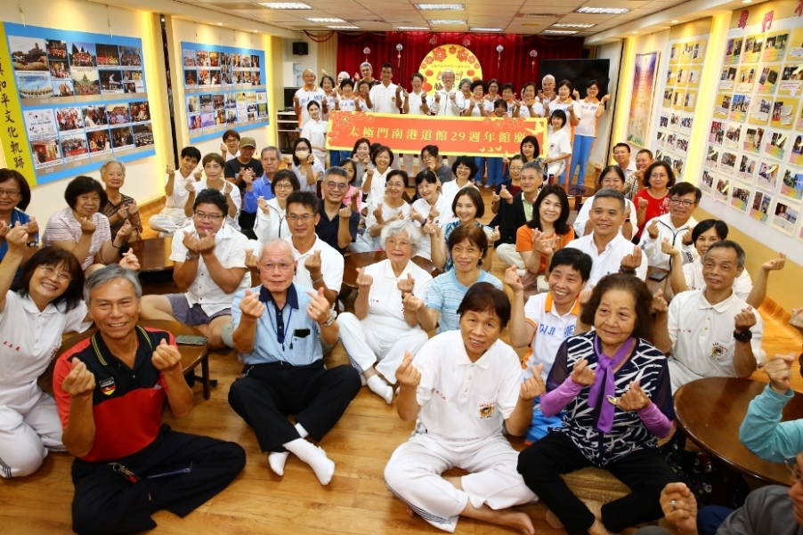 ▲滿堂親友歡聚慶賀太極門南港道館館慶,笑聲不絕於耳。(記者李欣翻攝)