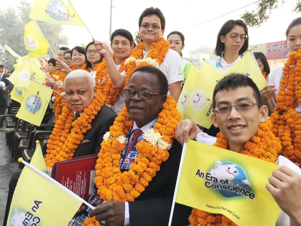 ▲Ernest Njumbe(前排中)與太極門青年弟子Fred Lee(前排右)建立起真摯友誼。(記者李欣翻攝)