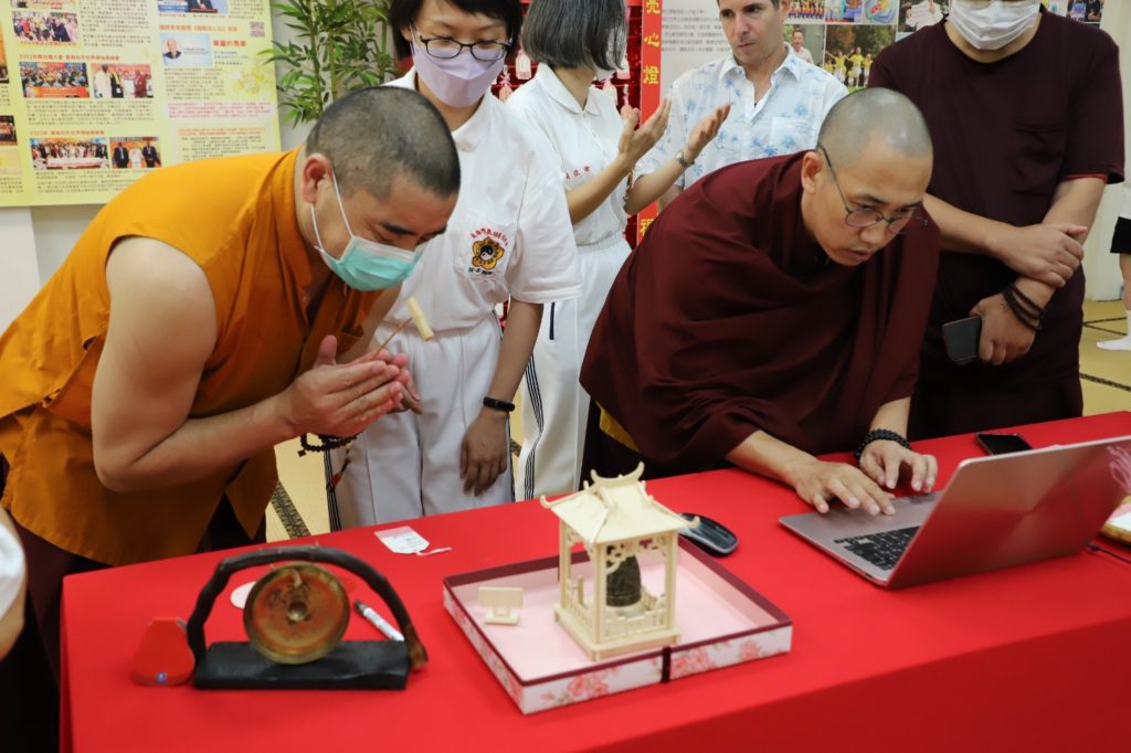 ▲來自西藏的國際友人雙手合十祈願並上網連署良心時代運動宣言、國際良心日宣言。（記者李欣翻攝）