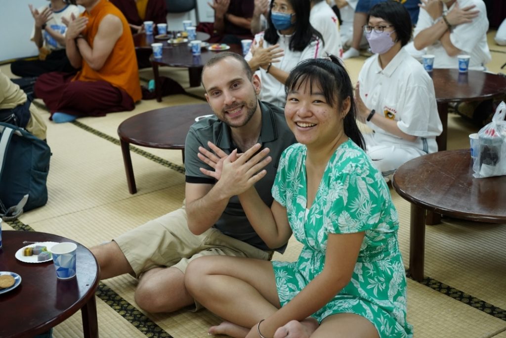 ▲嘉賓好友與國際友人以代表尊重、友善、寬容、助人的四個手勢，用好心好念一起把愛傳出去。（記者李欣翻攝）