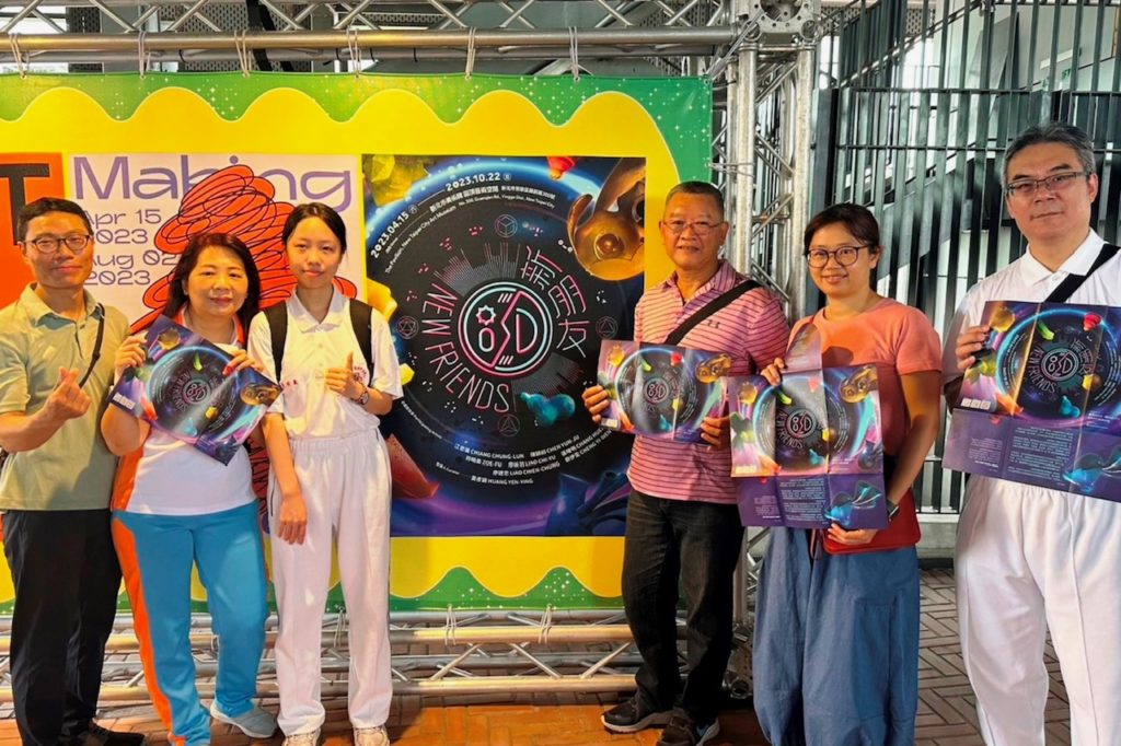▲志工與神氣家族的師兄姊在新北市美術館，和遊客們搭起心與心交流的橋樑。（記者李欣翻攝）