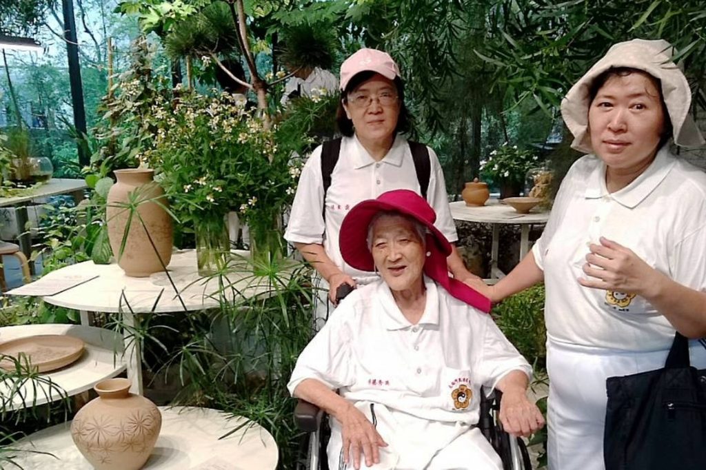 ▲97歲的楊女士(中)在神氣家族中學會關心別人，還會為其他病友加油！（記者李欣翻攝）