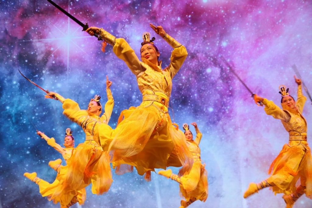 ▲正妹雲集,結合舞蹈與武術的俠女劍舞,以正義之劍維護正義,指引希望之光。(記者李欣翻攝)
