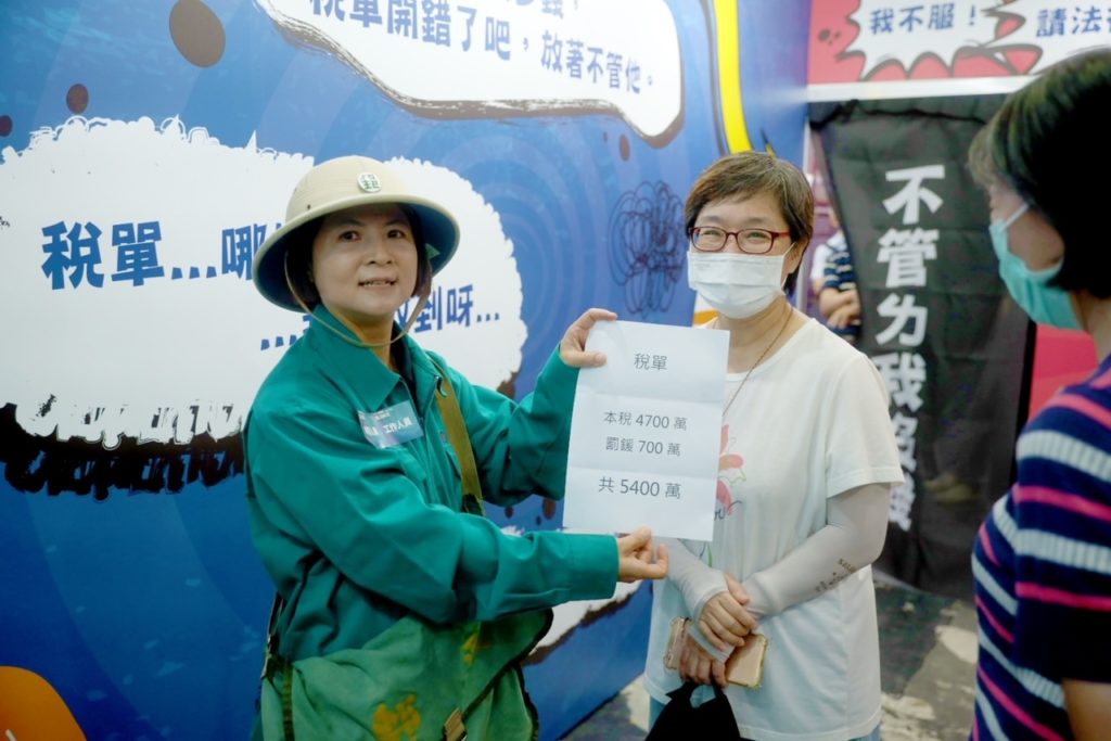 ▲進到第三展區,以郵差送來的一封信,展開萬年稅單的無限輪迴模式,考驗參展者要如何解開人權束縛的謎團。(記者晨曦翻攝)