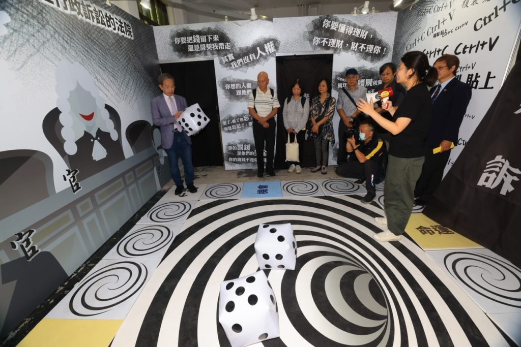 ▲第四展區進入行政訴願大富翁遊戲區,參展者可以選擇賭幾局機會與命運的輪盤,試試手氣。(記者晨曦翻攝)