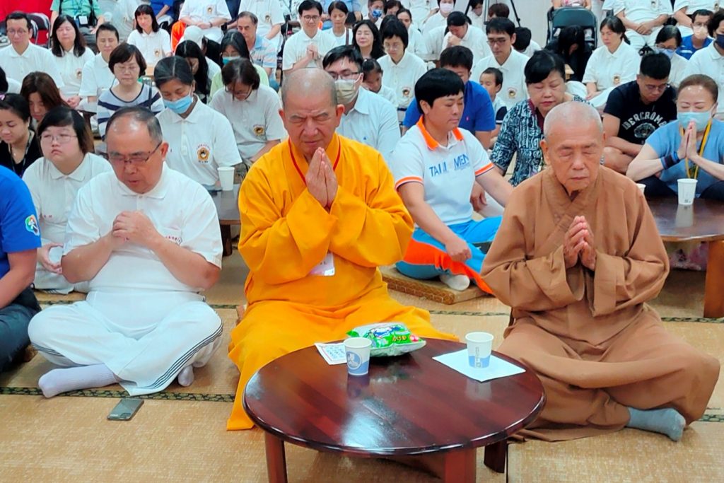 ▲與會貴賓與嘉賓、師兄姊們靜心一分鐘,齊心為強震重創下的摩洛哥祈福祝禱。(記者李欣翻攝)