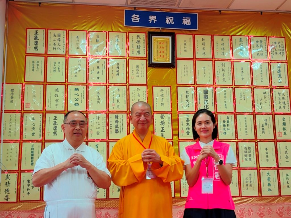 ▲洪佳君(右)期待透過太極門與明光法師(中),一同持續推動各種正向的活動。(記者李欣翻攝)