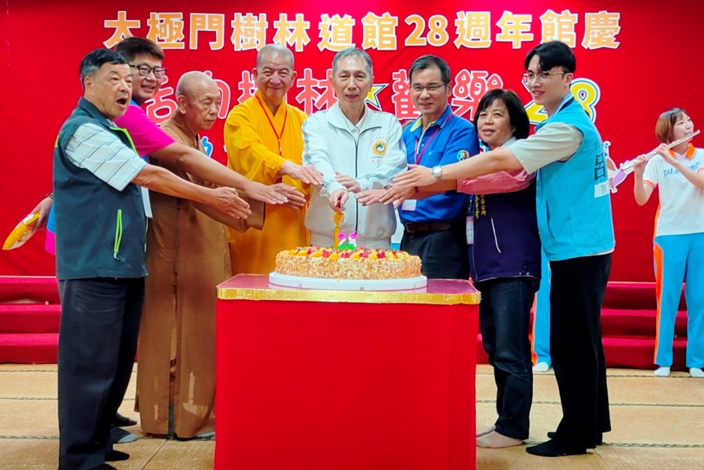 ▲切蛋糕囉!慶生就是應該有大大的生日蛋糕。(記者李欣翻攝)