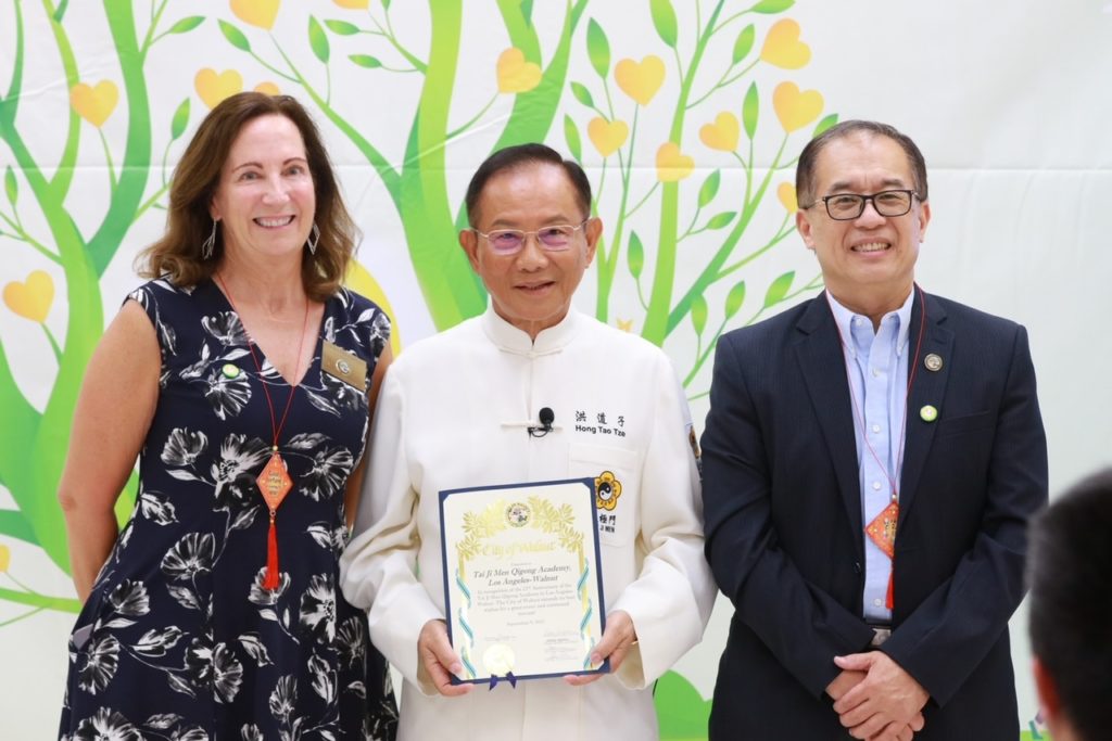 ▲核桃市副市長Linda Freedman(左)與核桃市市議員Allen Wu(右)代表核桃市議會致贈太極門掌門人洪道子博士表揚狀。(記者李欣翻攝)