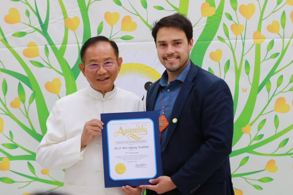 ▲Alberto C. Ruiz(右)代表加州眾議員Lisa Calderon致贈太極門掌門人洪道子博士表揚狀。(記者李欣翻攝)