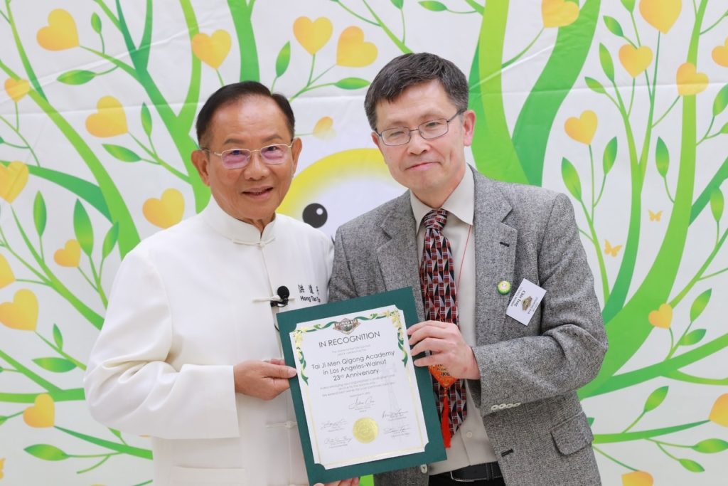 ▲鑽石吧市市議員Chia Yu Teng(右)代表鑽石吧市議會致贈太極門掌門人洪道子博士表揚狀。(記者李欣翻攝)