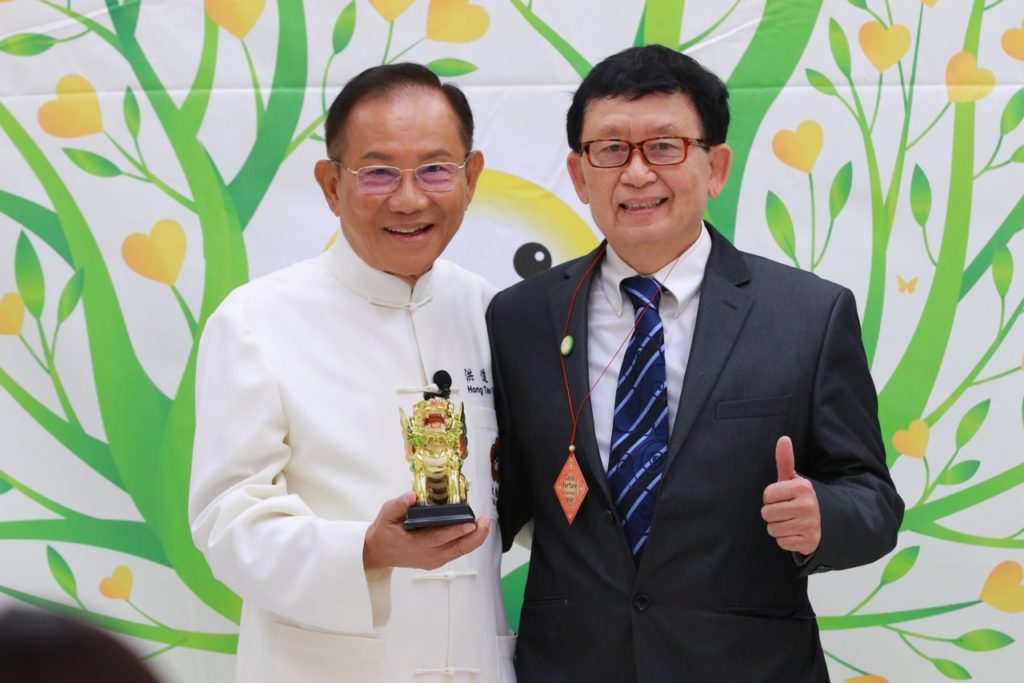 ▲美國南加州六桂宗親會會長Victor Hung致贈太極門掌門人洪道子博士一頭飛獅,表揚洪博士弘揚愛與和平。(記者李欣翻攝)