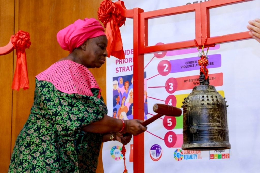 ▲非洲宣教團創辦人Folu Adeboye 女士鳴鐘心願:「和平、和平 全世界,阿門!」(記者李欣翻攝)