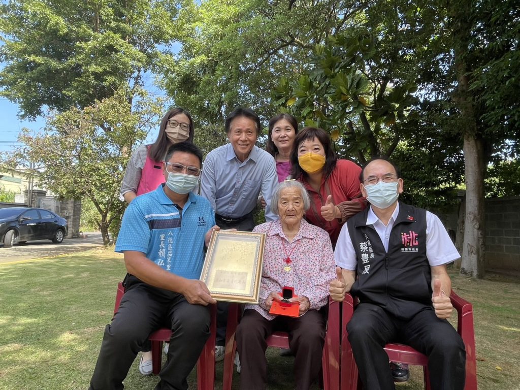 112年度重陽敬老百歲人瑞訪視活動　贈敬老狀與金鎖片
