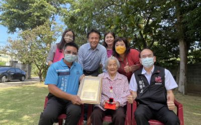 112年度重陽敬老百歲人瑞訪視活動　贈敬老狀與金鎖片
