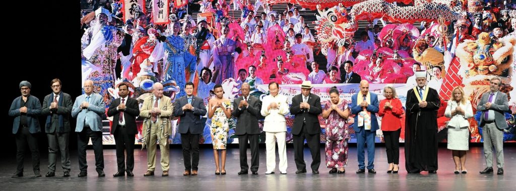 ▲全場貴賓與掌門人洪道子博士一起帶領全場靜心一分鐘為全球祈福。(記者李欣翻攝)