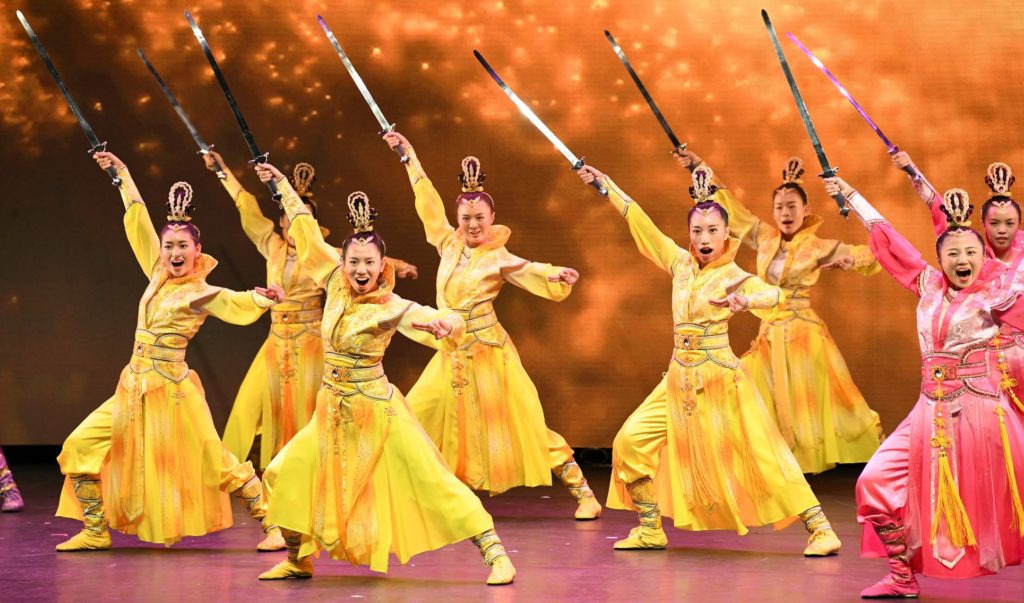 ▲結合舞蹈與武術的俠女劍舞,呈現剛柔並濟的氣勢。(記者李欣翻攝)