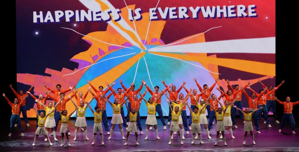 ▲充滿活力的太極門新生代Energy Boys & Energy Girls帶來動感舞蹈,引動人們心中熱情,傳遞滿滿的正向能量與福氣。(記者李欣翻攝)