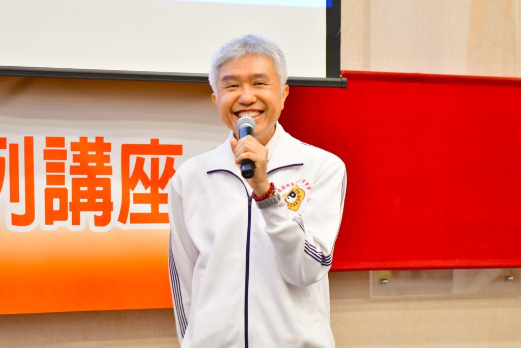 ▲前科技公司經理徐朝賢因眼疾復發,影響工作,忍痛辭職,夫妻兩人互換角色,樂當家庭主夫。(記者李欣翻攝)