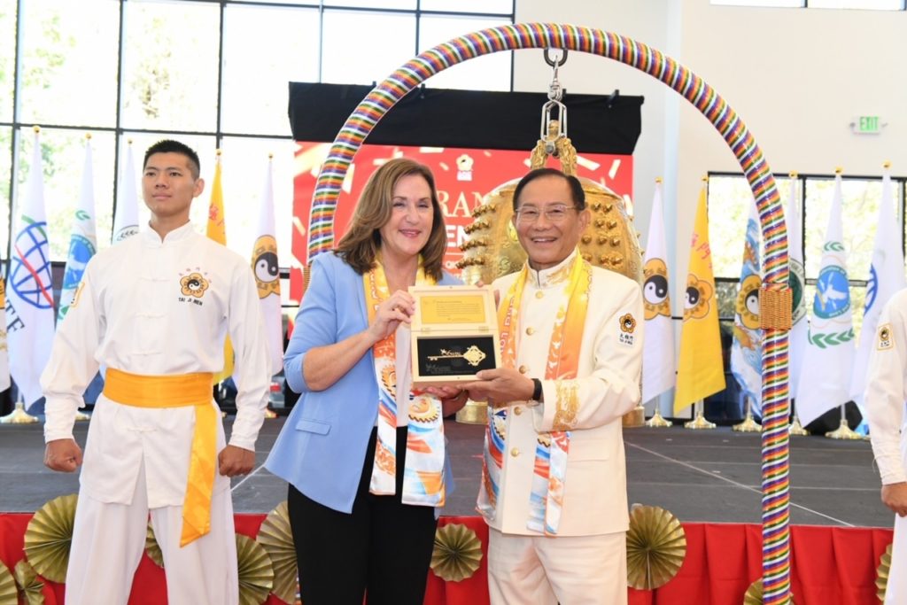 ▲洪道子博士致贈Santa Clara市長Lisa Gillmor心鑰,象徵良心是開啟世界光明未來的鑰匙。(記者李欣翻攝)