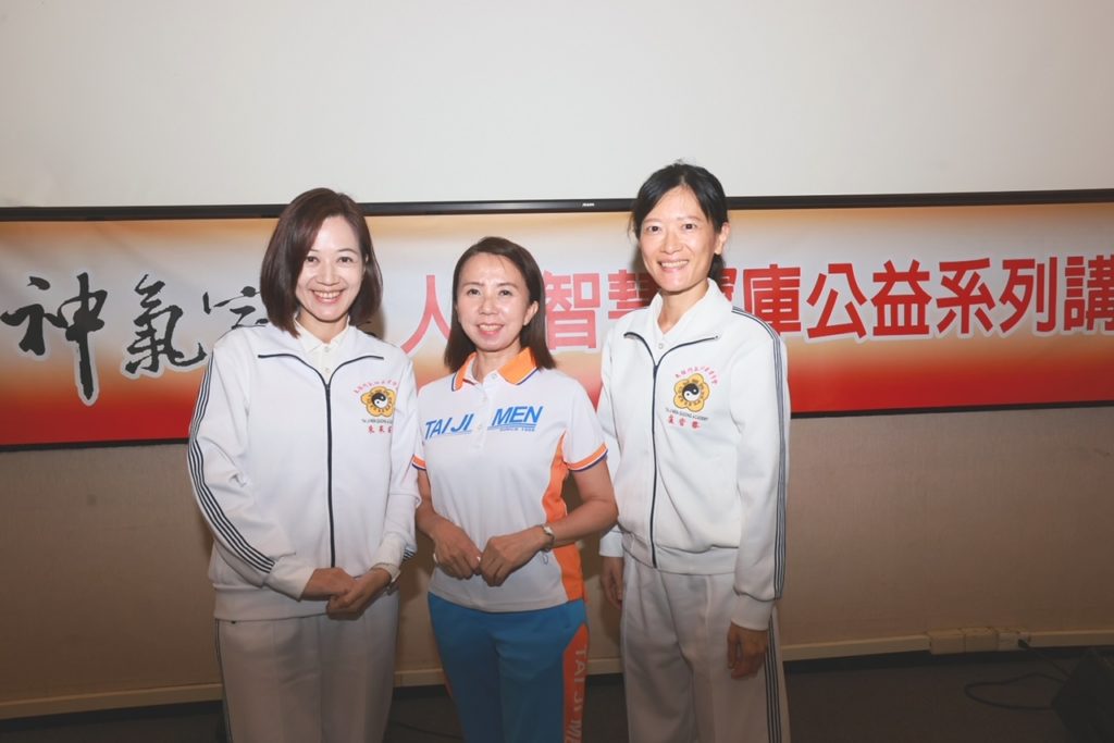 ▲邱宇(中)運用太極門練功多年的基礎,冷靜勇敢面對丈夫突發嚴重腦中風的意外,並以智慧和愛心引領家人克服挑戰!(記者李欣翻攝)